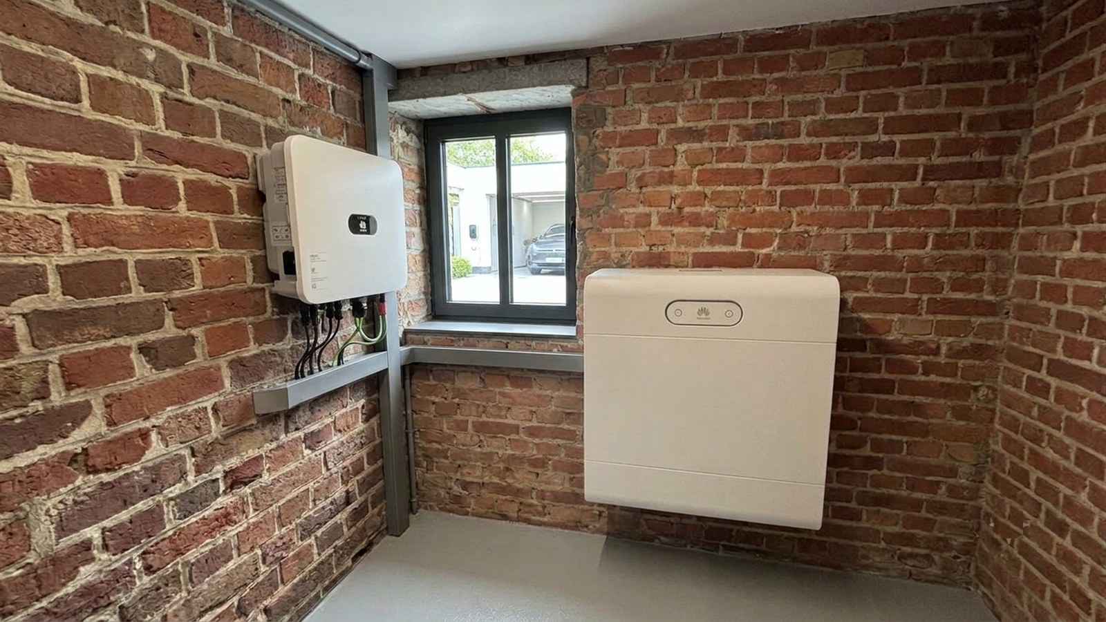 Huawei omvormer en LUNA2000 thuisbatterij geïnstalleerd in een garage